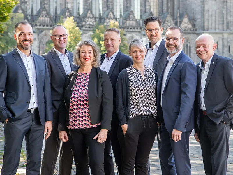 Das Team der Bezirksdirektion Magdeburg posiert vor imposanter Kulisse