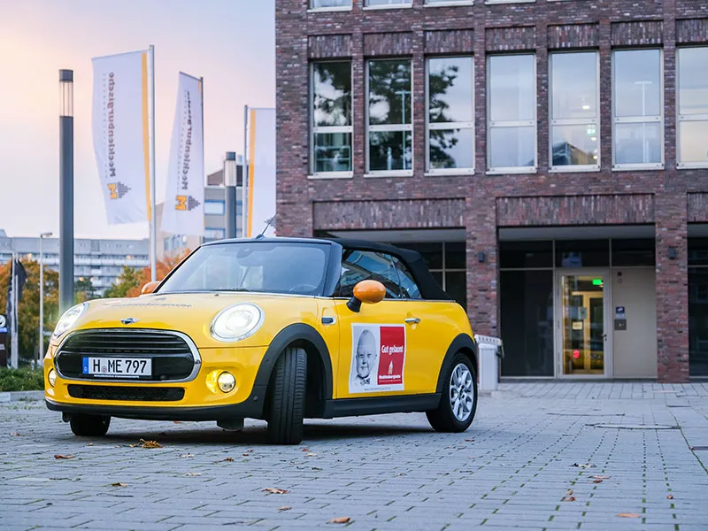 Dienstwagen vor dem Neubau der Mecklenburgischen