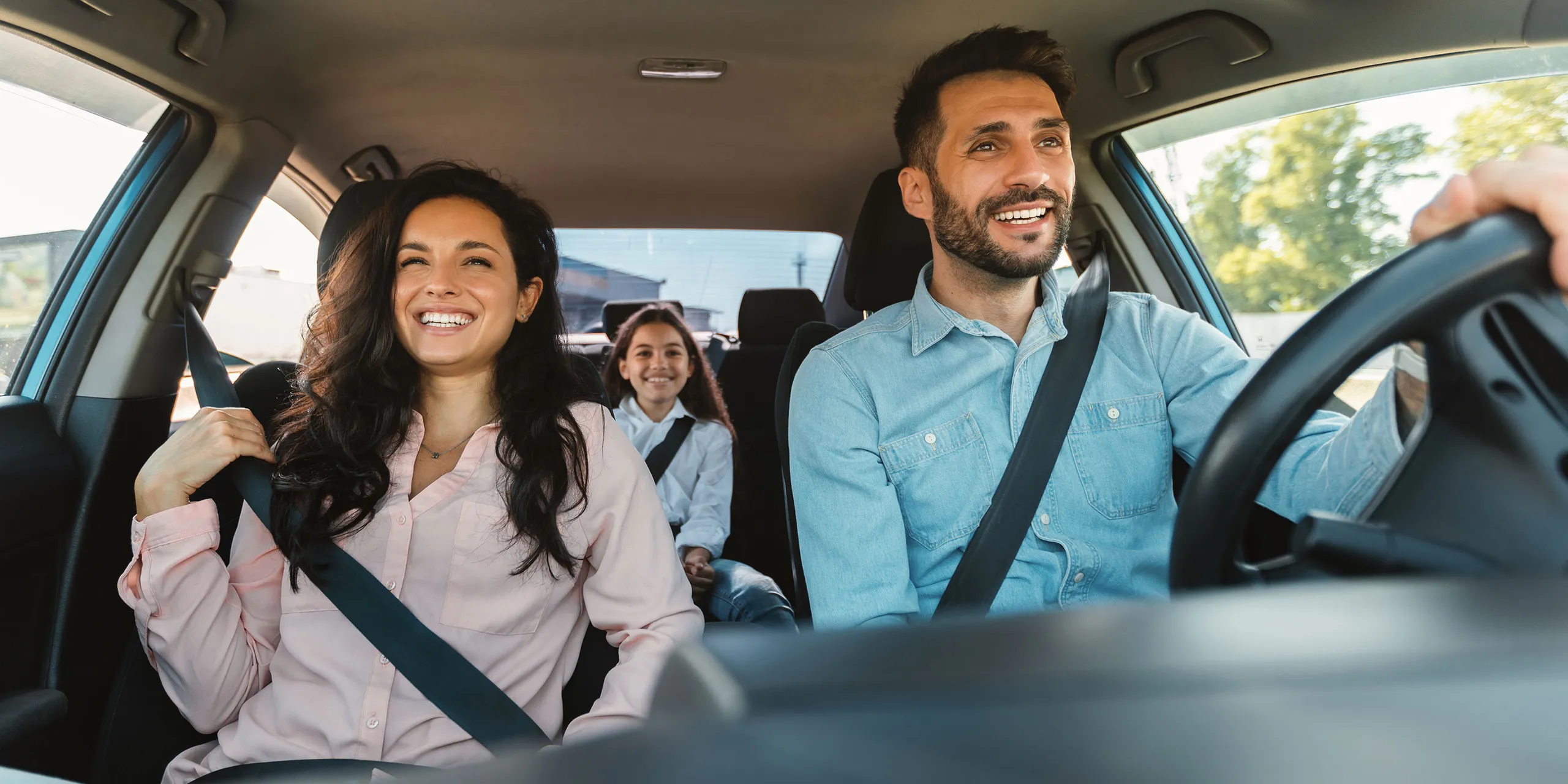 Glückliche Familie im Auto