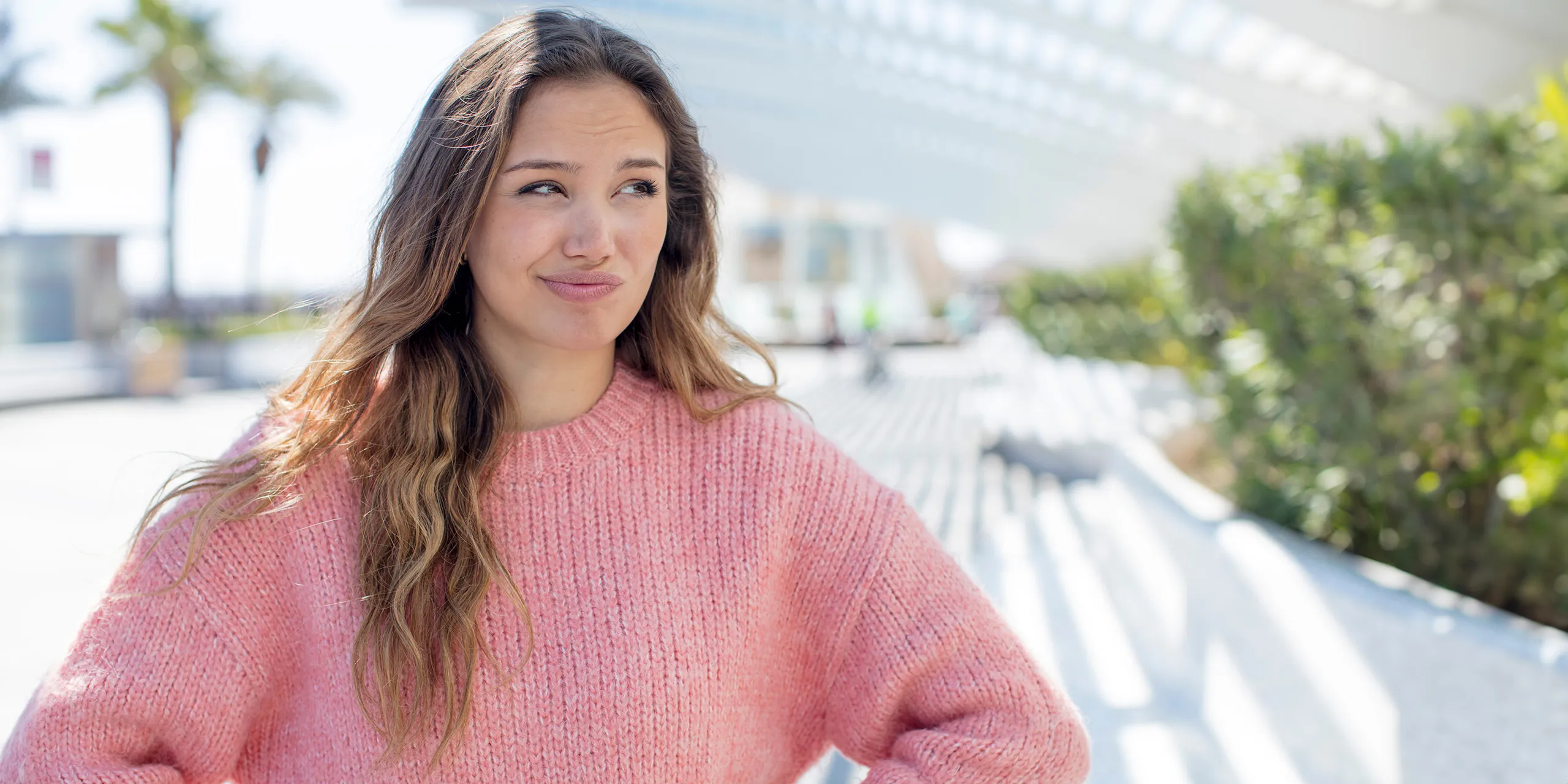 Junge Frau mit upsi-Gesicht in heller Umgebung